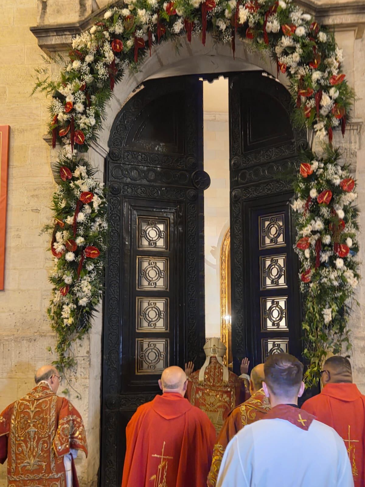 Instante de la apertura de la Puerta Santa de la iglesia de San Jorge por parte de monseñor José Vilaplana