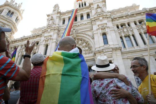 a bandera arcoíris desplegada en la fachada del Palacio de Cibeles.