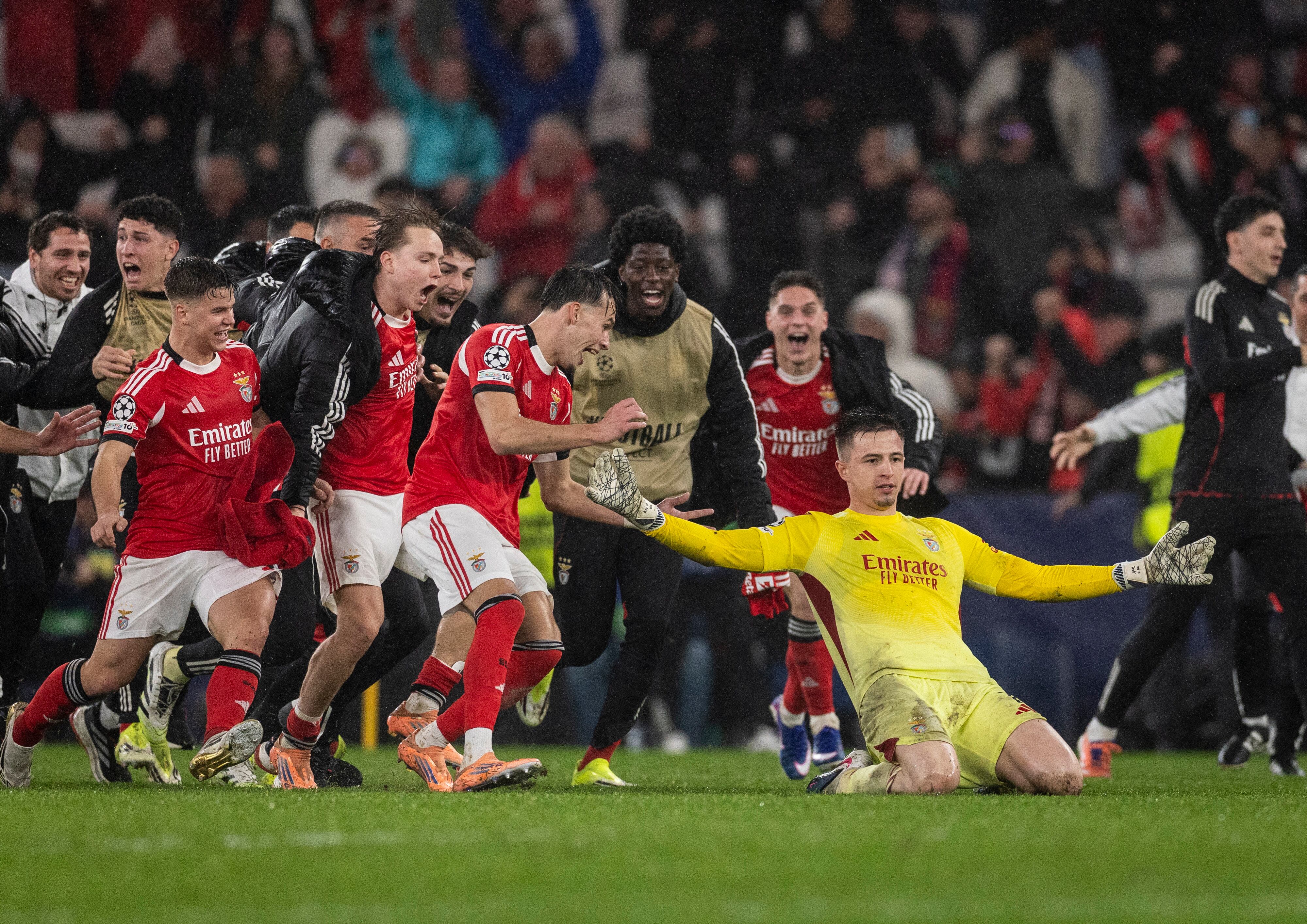 El portero Trubin celebra su gol en el Benfica-Real Madrid de la Champions League