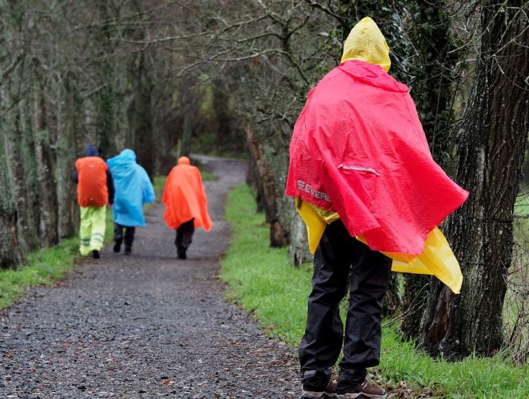 Peregrinos realizando el Camino de Santiago pese a las fuertes lluvias y las borrascas