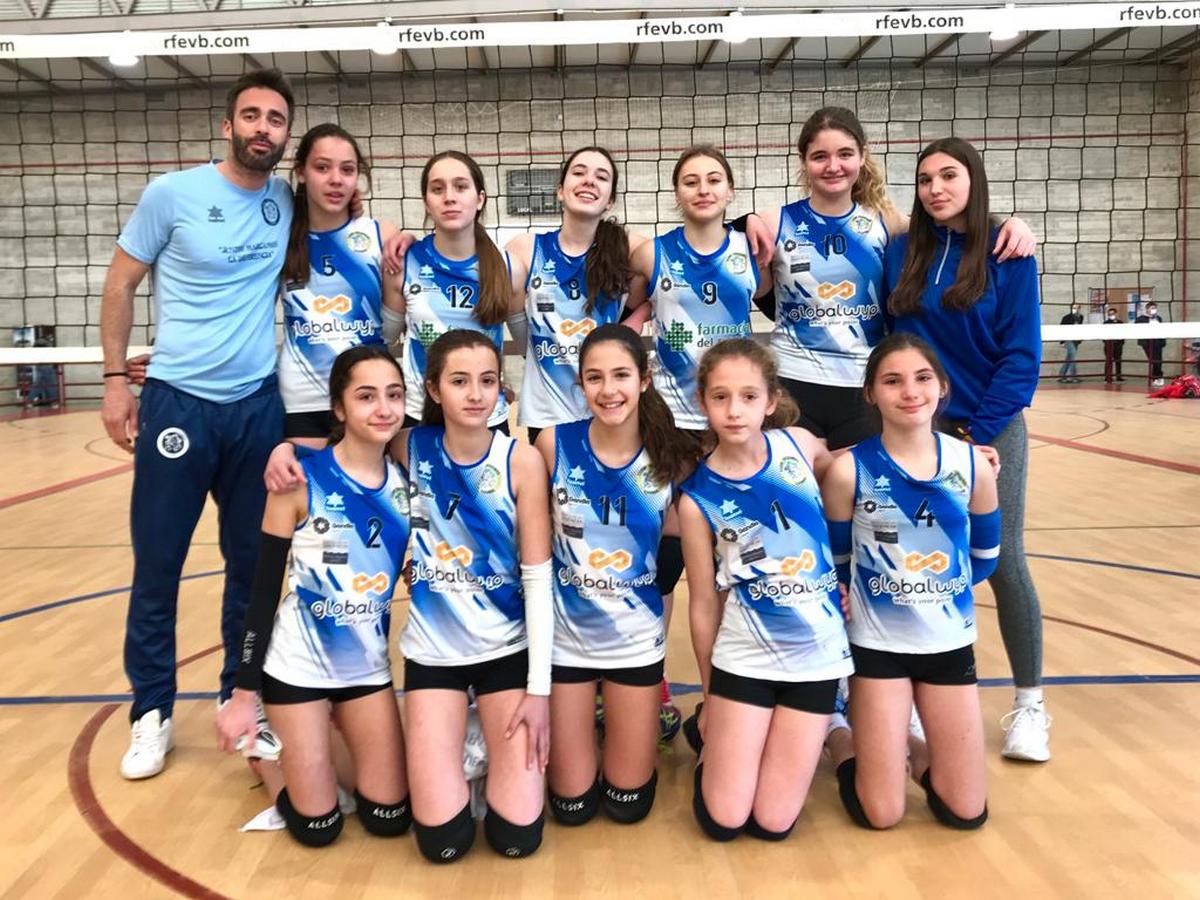 El equipo infantil femenino junto a su entrenador