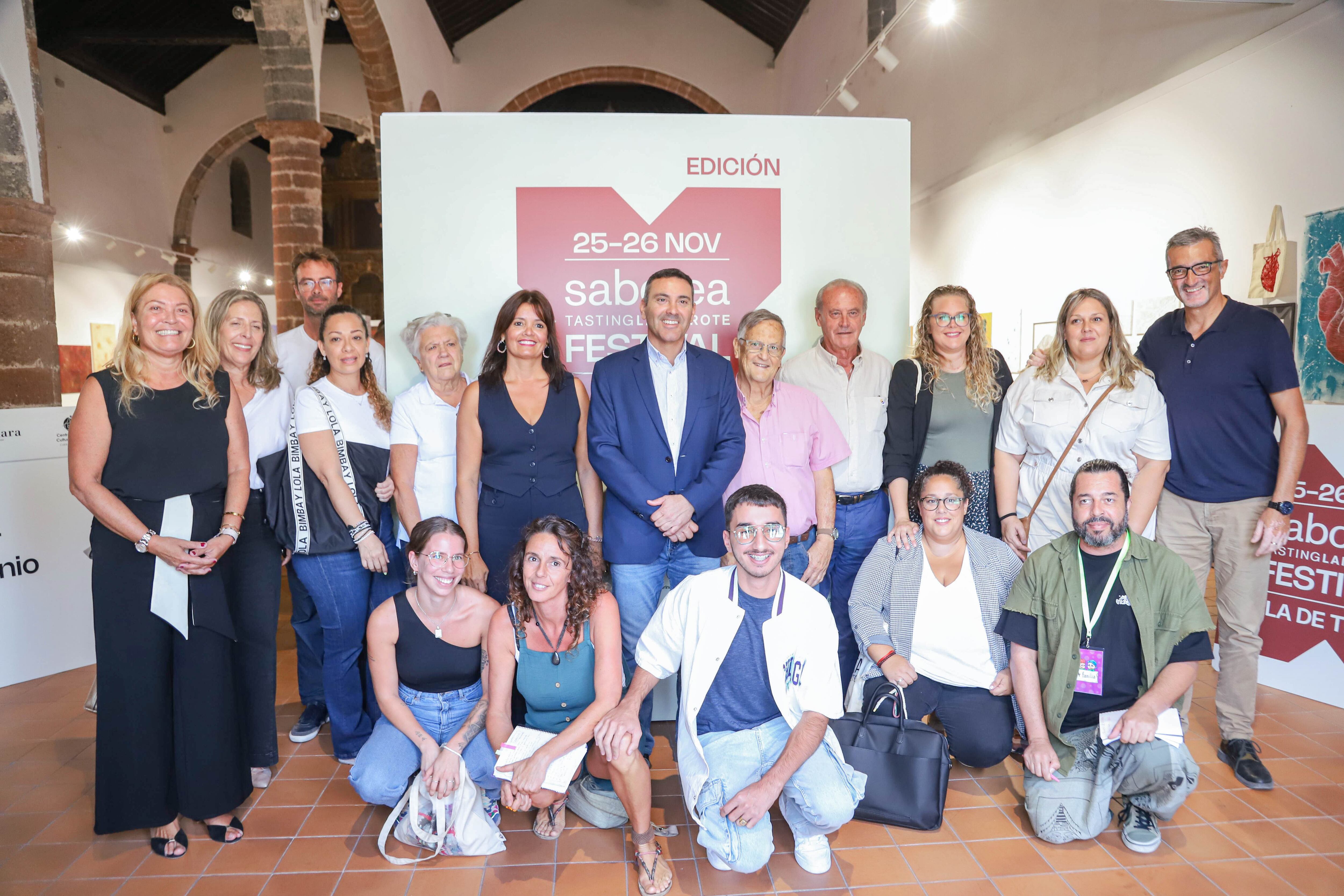 Autoridades con representantes de siete asociaciones del tercer sector que trabajan en Lanzarote.