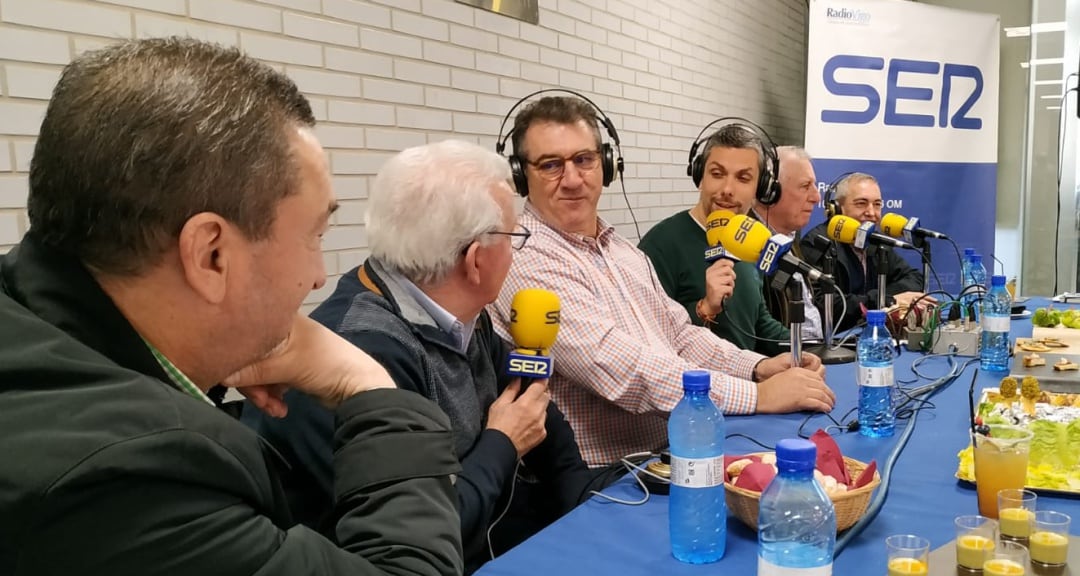 El equipo del &quot;sanedrín&quot; de HOY POR HOY Vigo en uno de los programas emitidos en exterior.