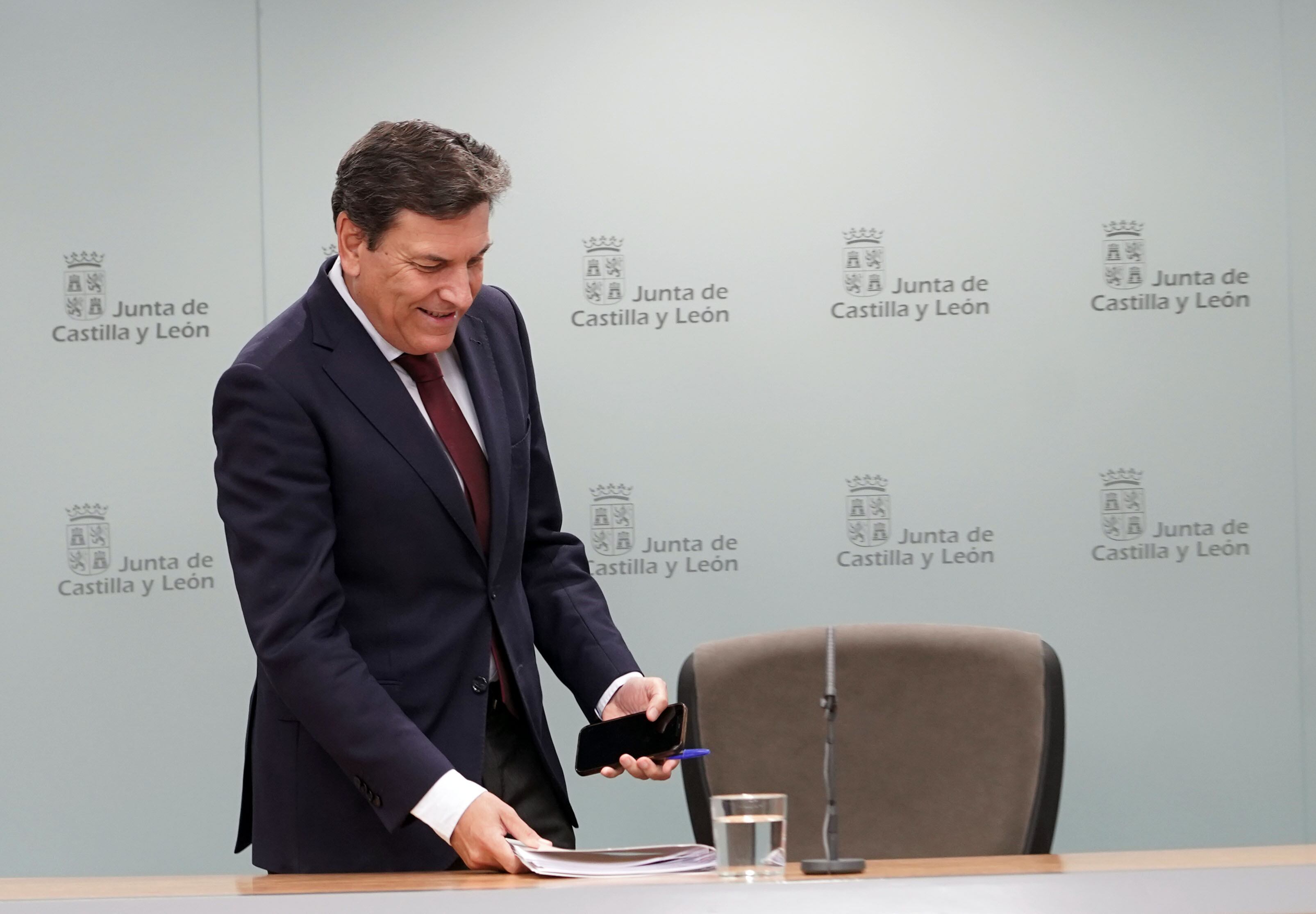 El consejero de Economía y Hacienda y portavoz de la Junta, Carlos Fernández Carriedo, comparece en rueda de prensa posterior al Consejo de Gobierno