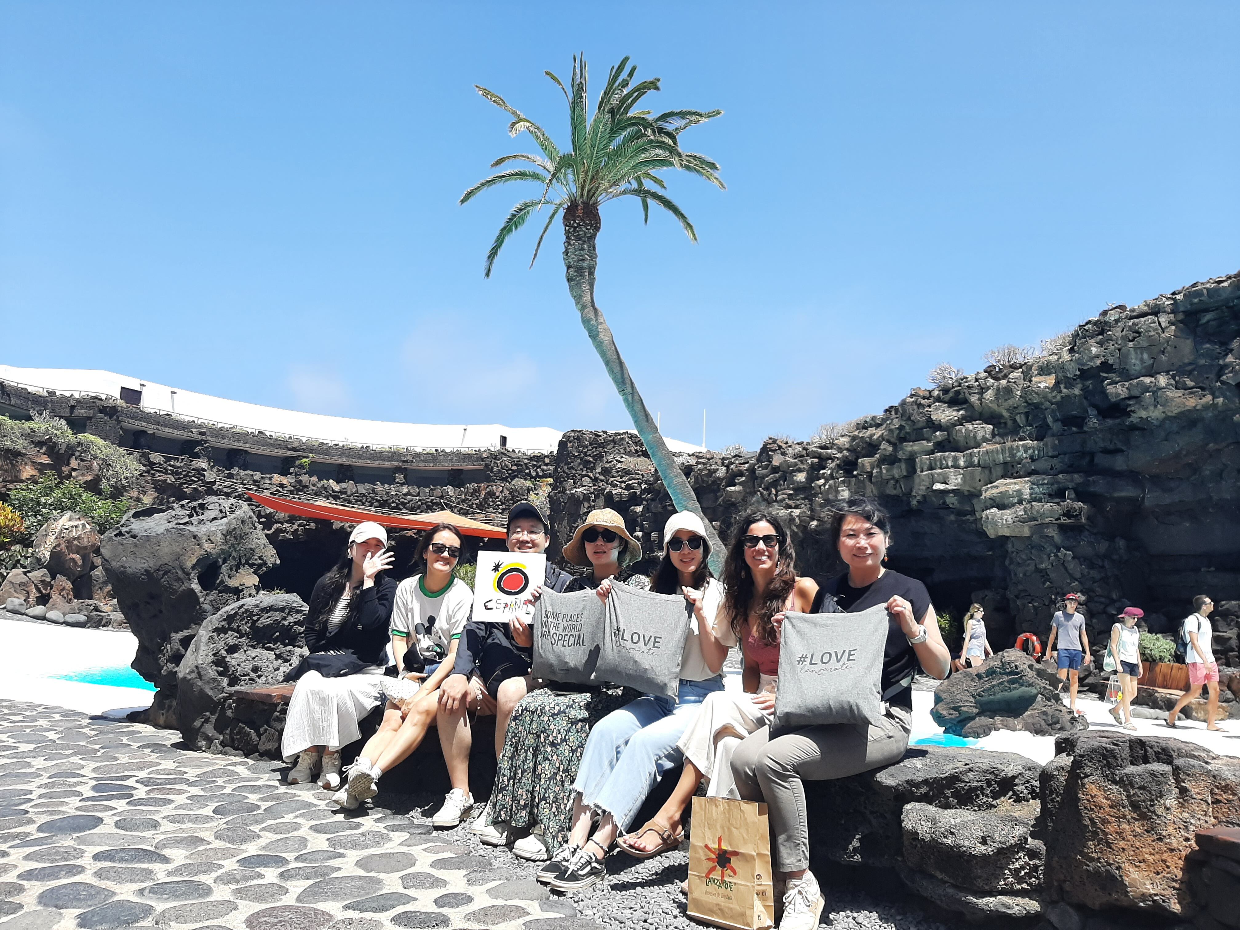 Representantes surcoreanos en Jameos del Agua.