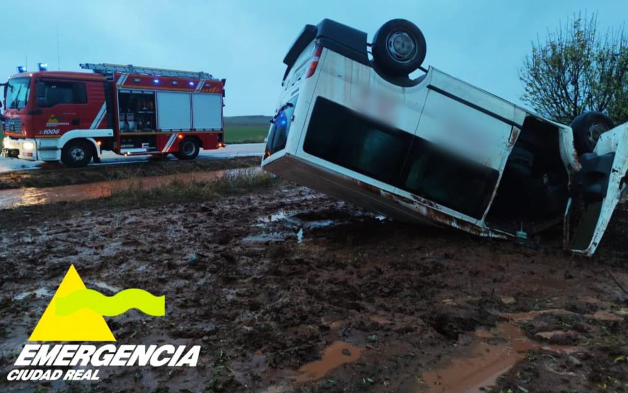 Imagen del vuelco de una furgoneta en la carretera CM-3127