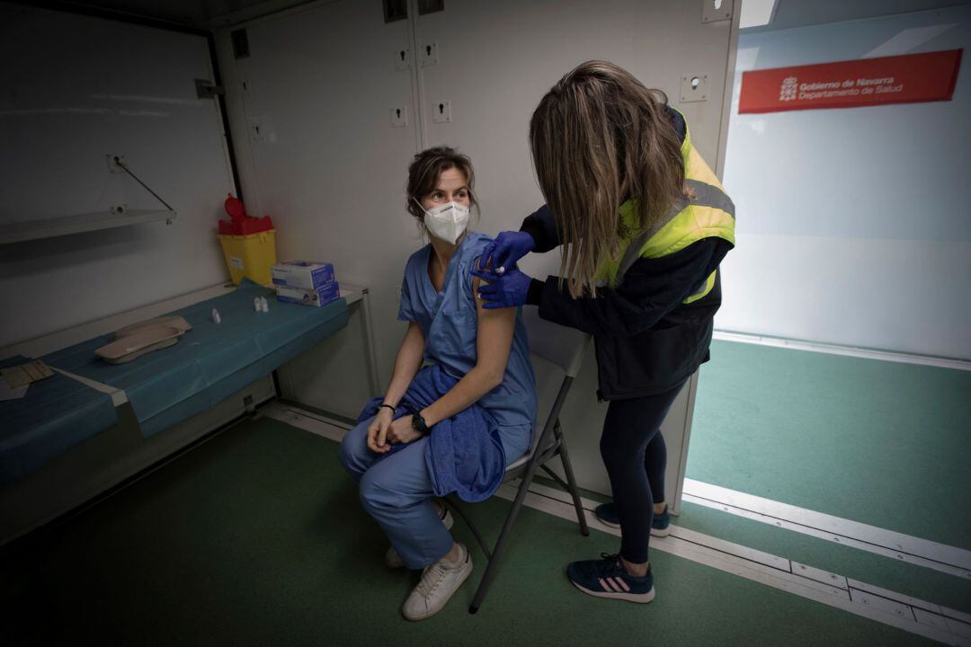 Una enfermera de la localidad navarra de Oronoz-Mugaire se vacuna de la covid-19 en la unidad móvil sanitaria única en Europa recorre estos meses diversas localidades