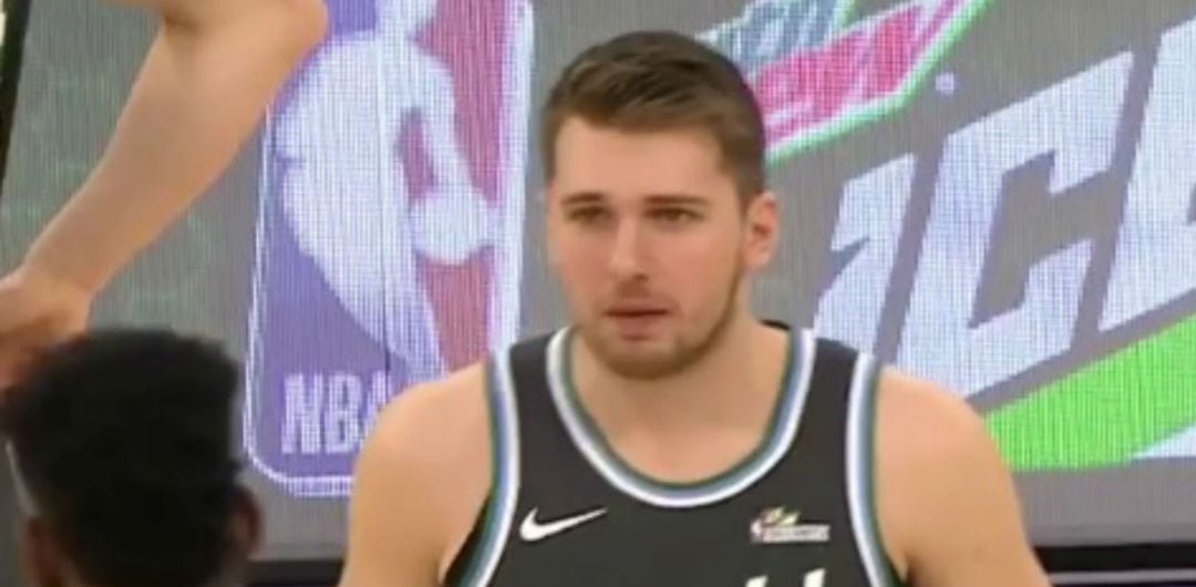 Luka Doncic charla con DeAndre Ayton durante el partido y bromea