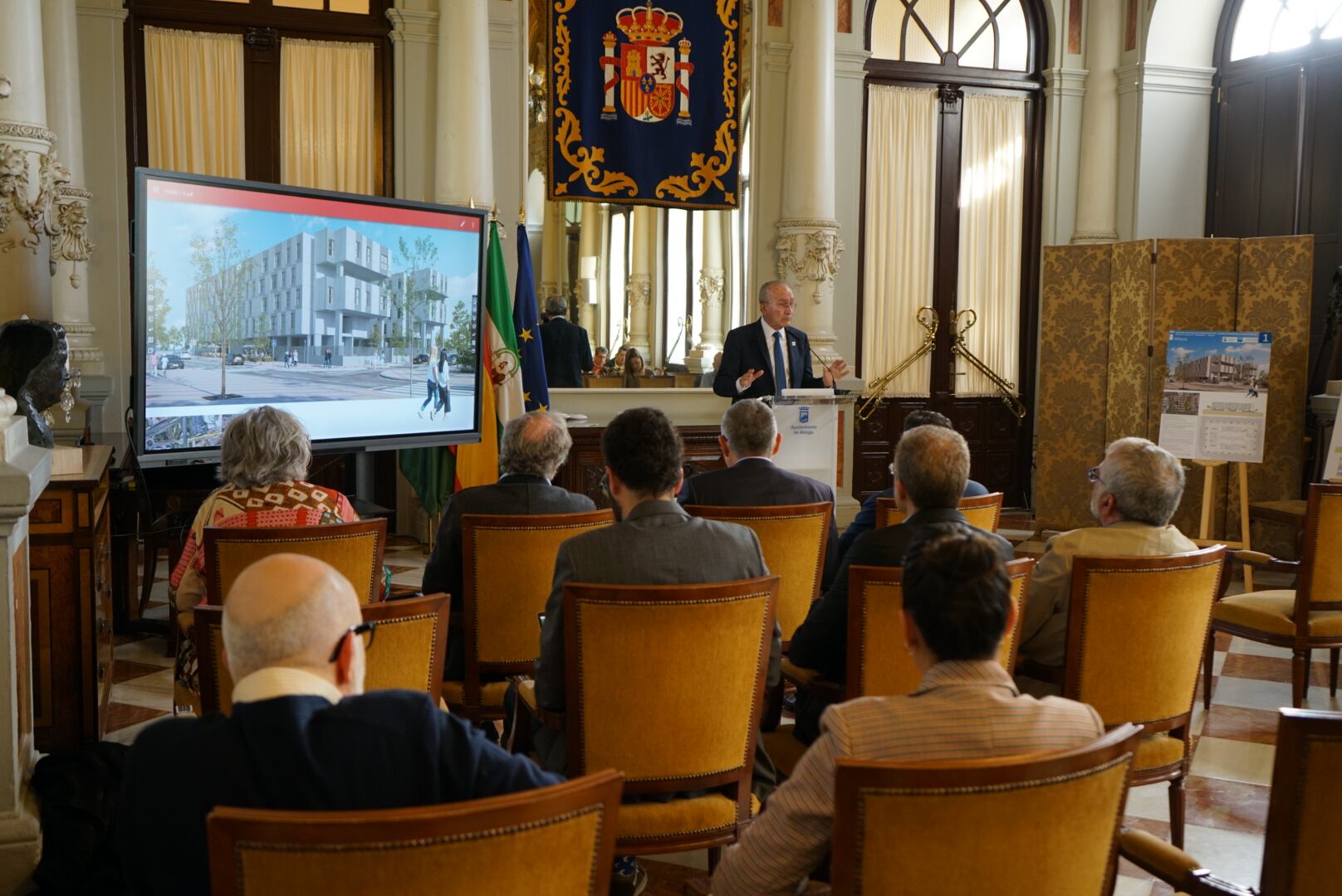 Francisco de la Torre, alcalde de Málaga, en la rueda de prensa sobre vivienda en el Salón de los Espejos de la Casona del Parque, sede del Ayuntamiento