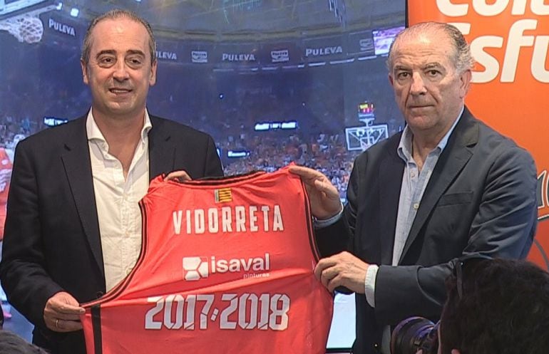 Txus Vidorreta, en su presentación, junto a Paco Raga.