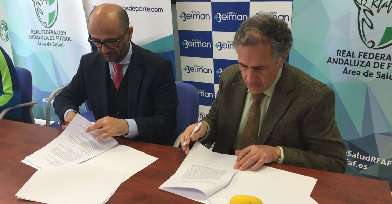 Benjamín Ruiz (i), gerente de Beiman, como Tomás Membrado (d), presidente del Real Jaén, en la firma del convenio.