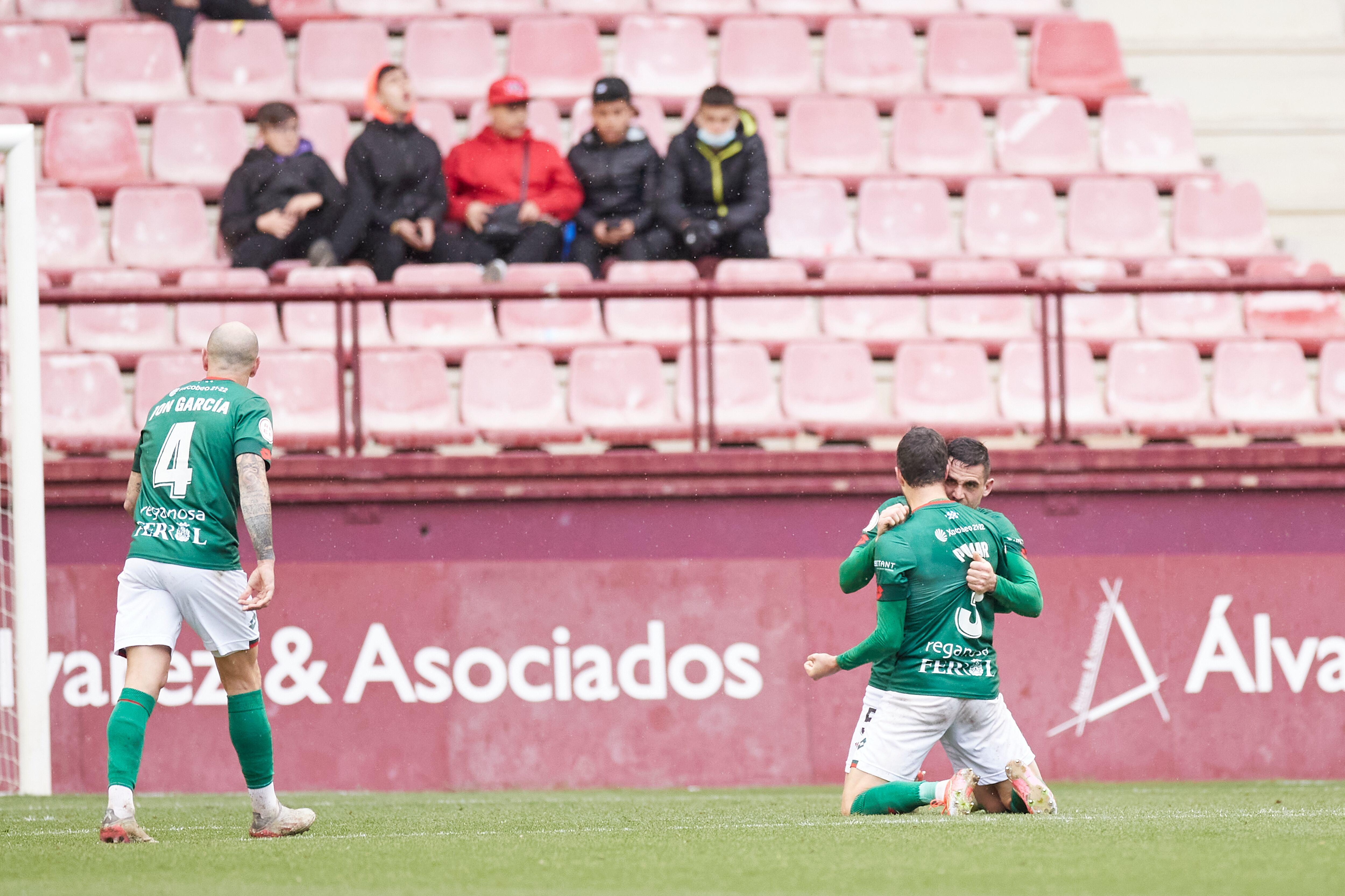 Los jugadores del Racing celebran su gol final en Las Gaunas ante la Unión Deportiva Logroñés