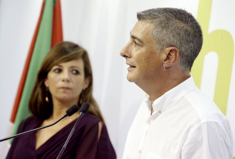 Los lideres de EH Bildu, Oskar Matute (d), y Oihane Zabaleta (i), en un momento de la conferencia de prensa ofrecida en San Sebastián.