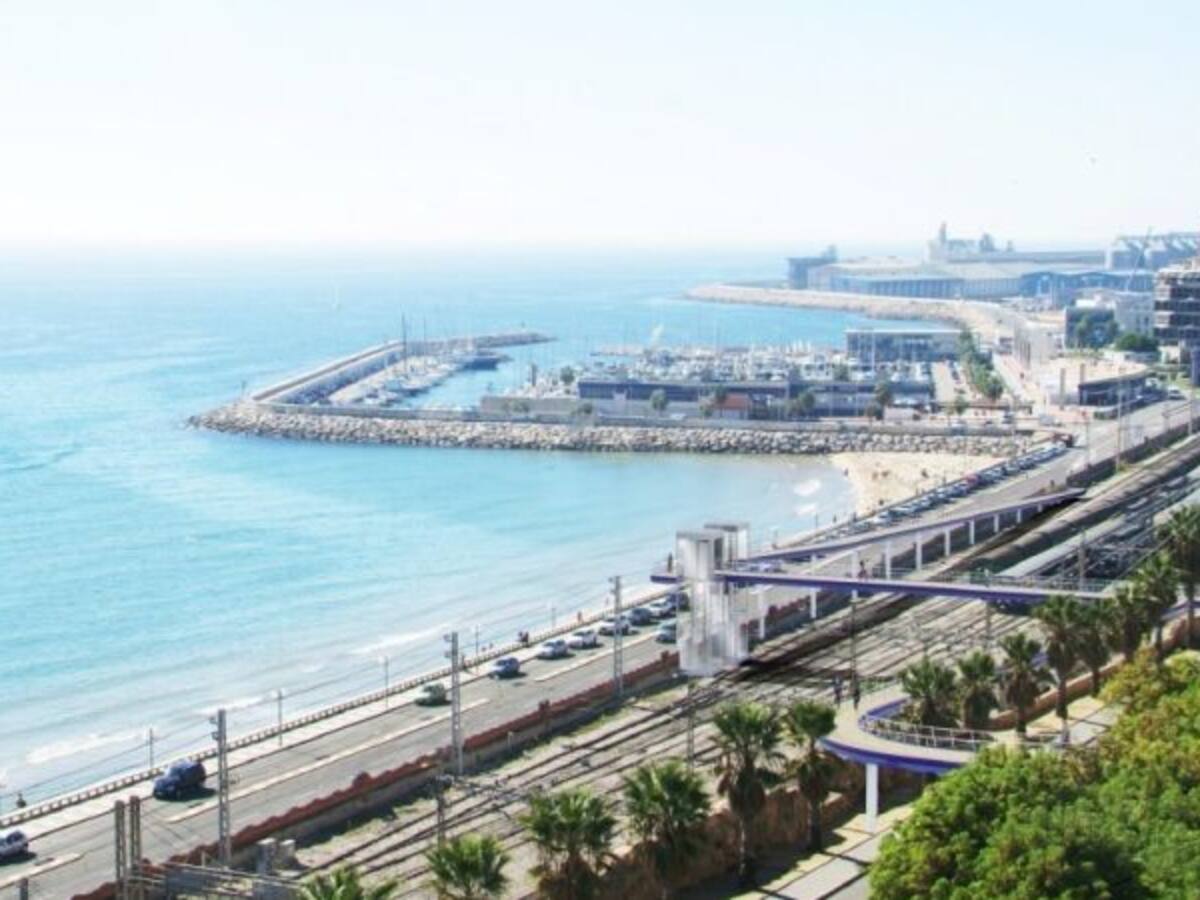 La reforma del passeig marítim i la passarel·la obriran la ciutat al mar