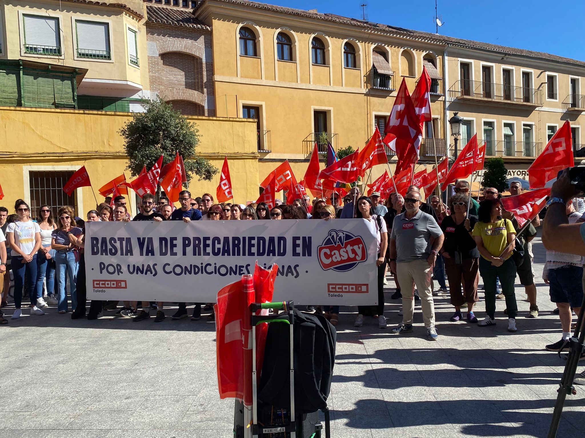 Trabajadores de Casty se manifiestan frente al Ayuntamiento de Talavera de la Reina