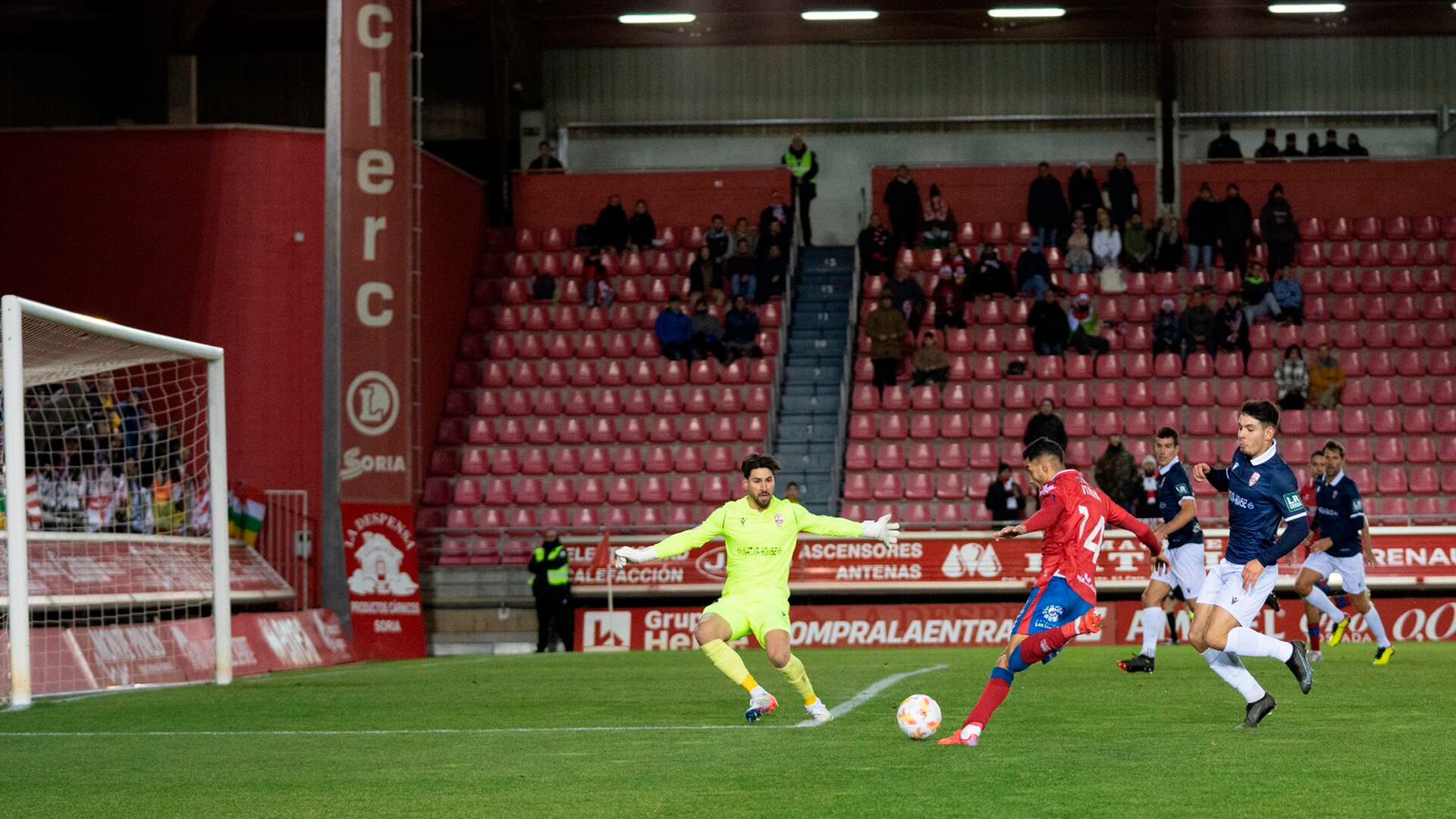 Gonzalo Crettaz intenta detener el disparo de Moha Sanhaji en el último partido en Los Pajaritos / CD Numancia