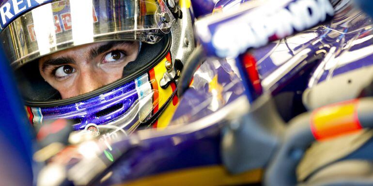 El piloto español de Fórmula Uno Carlos Sainz, de Toro Rosso, dirige su monoplaza durante los entrenamientos libres en el circuito de Albert Park.