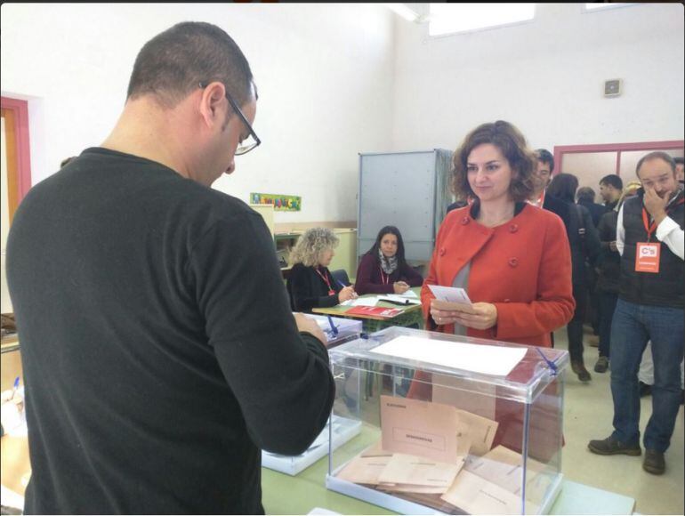 Orlena de Miguel, diputada electa. votando.