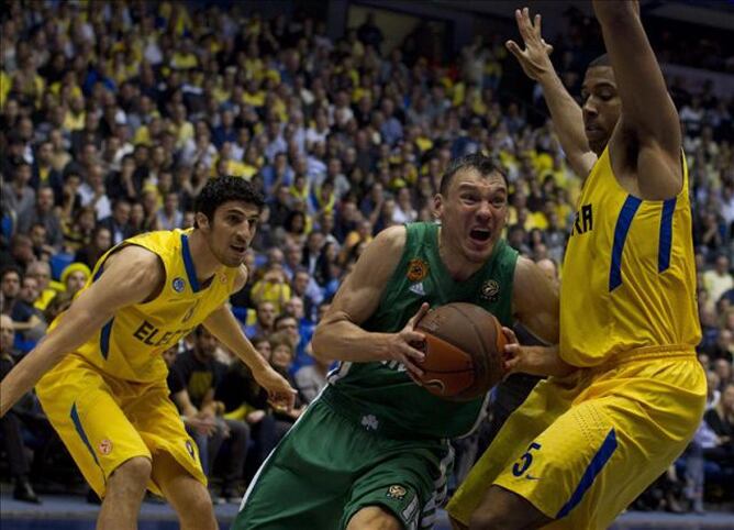 Jasikevicius, durante su época en el Panathinaikos, penetra a canasta en un partido de Euroliga