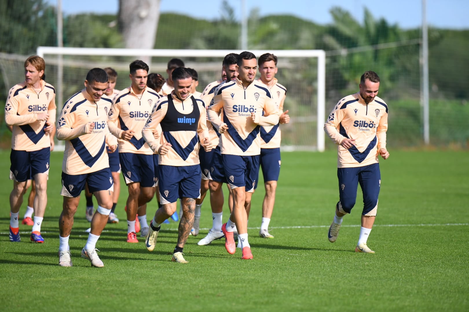 El Cádiz CF ejercitándose en la Ciudad Deportiva Bahía de Cádiz. Foto: Cádiz CF.