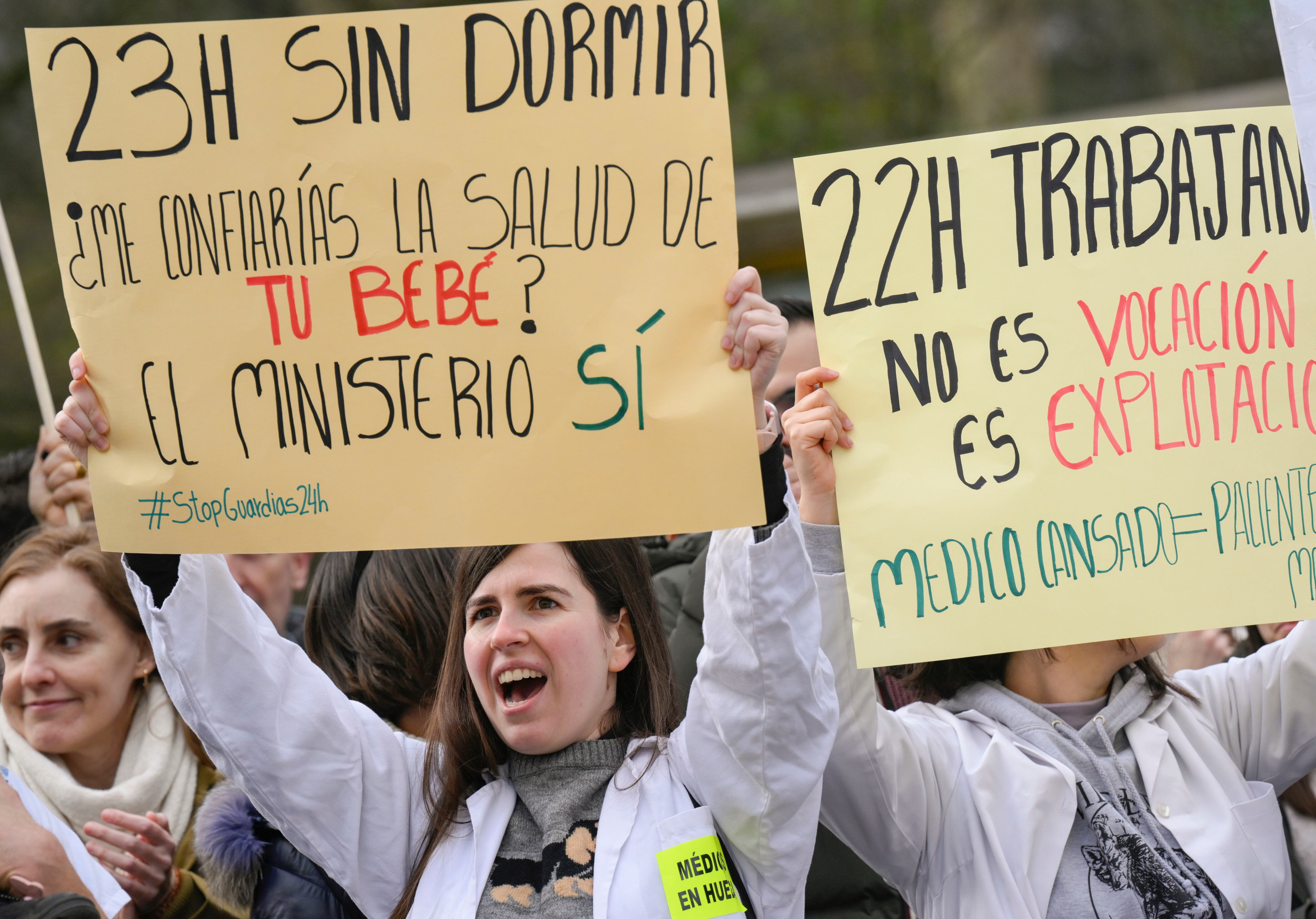 Manifestación de médicos por las calles del centro de Oviedo coincidiendo con la cuarta de las jornadas de huelga convocadas para reclamar un estatuto marco propio 
