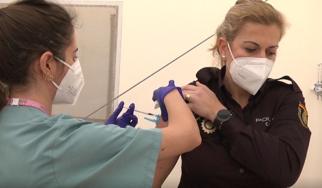 Hoy han comenzado a vacunar a policias y guardia civiles