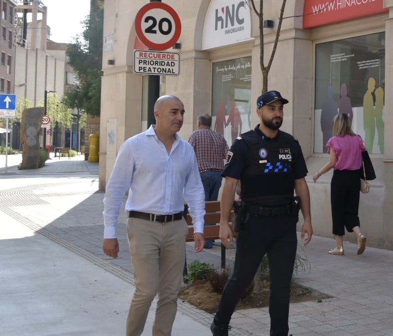 Carlos Perella, concejal de Policía Local y Daniel Saura, jefe de la Policía Local de Monzón