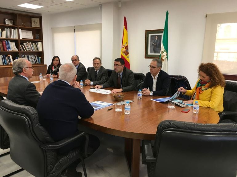 Mario Jiménez, junto a otros socialistas, durante su ruenión con Manuel Morón, presidente de la APBA.