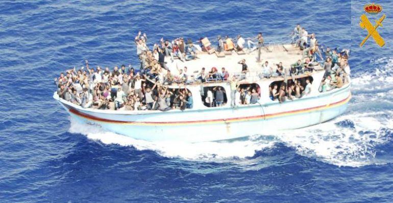 Fotografía facilitada por la Guardia Civil de la barcaza con 300 inmigrantes a bordo que han sido rescatados cuando navegaban en condiciones precarias en aguas del sureste de Sicilia.