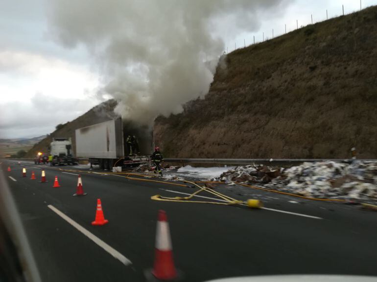 El camión incendiado esta mañana en la A-1