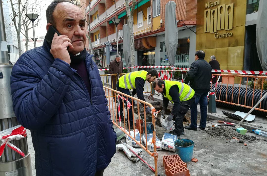 Eusebio García del Castillo, presidente de uno de los bloques de vivienda afectados por la avería en el alcantarillado, en pleno centro de la ciudad