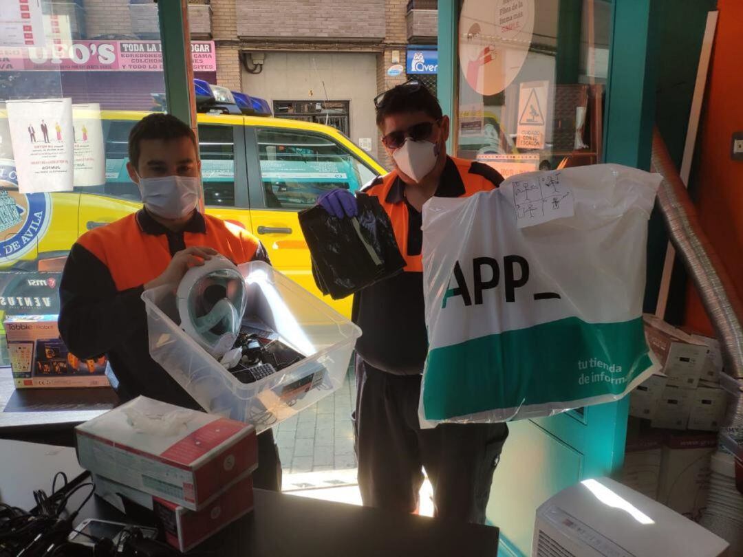 Los voluntarios de Protección Civil son los encargados de la dsitribución de los equipos