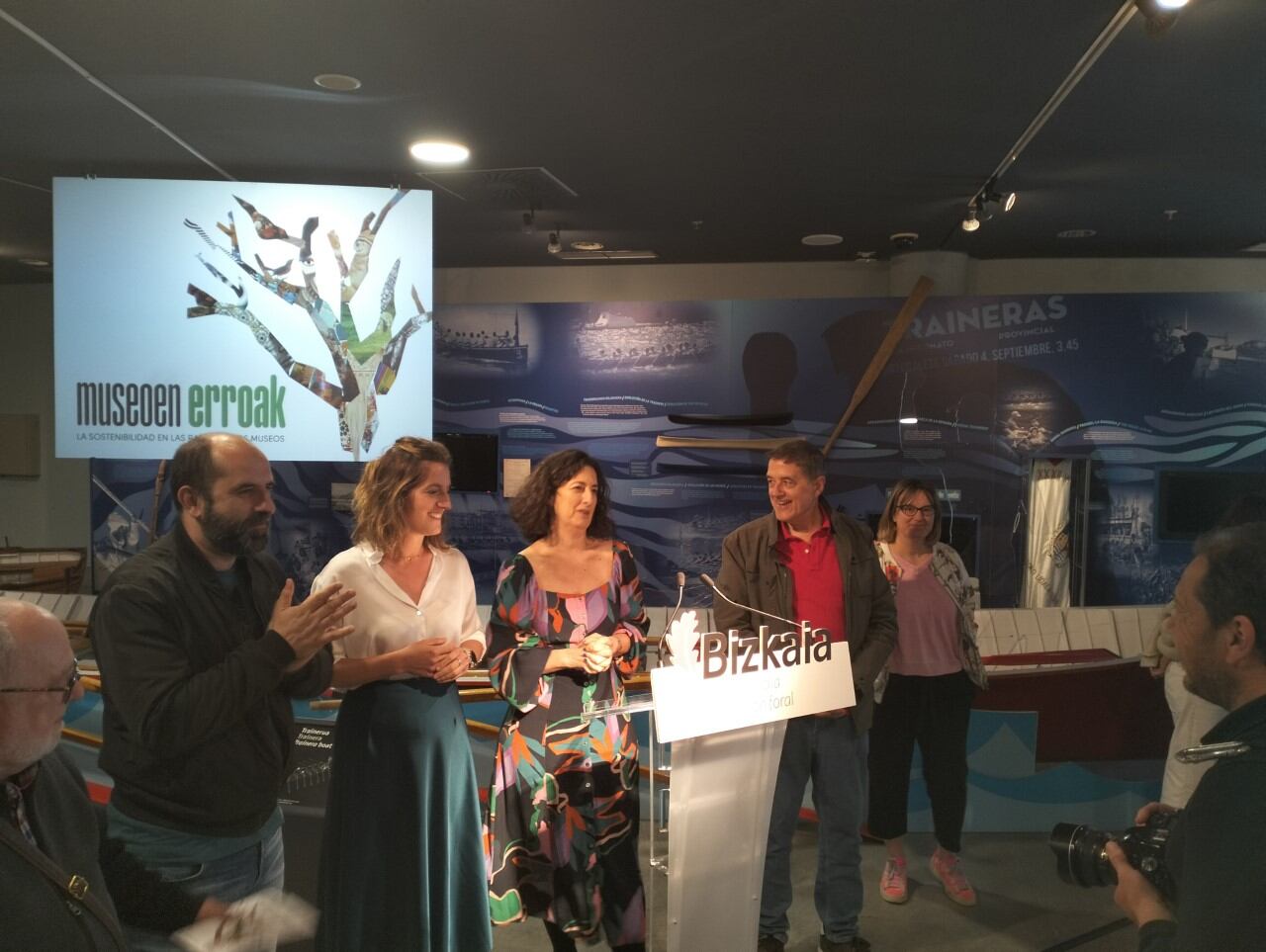 En el centro, Lorea Bilbao, diputada de Cultura, rodeada de algunos directores de museos de Bizkaia que participan.