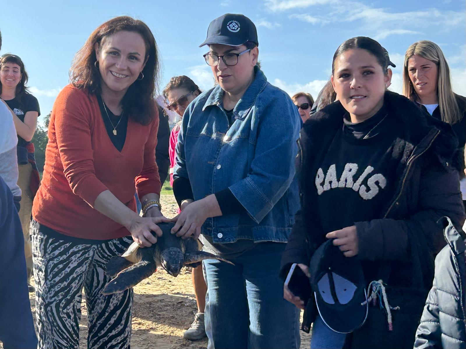 Liberadas dos tortugas en la playa de la jara