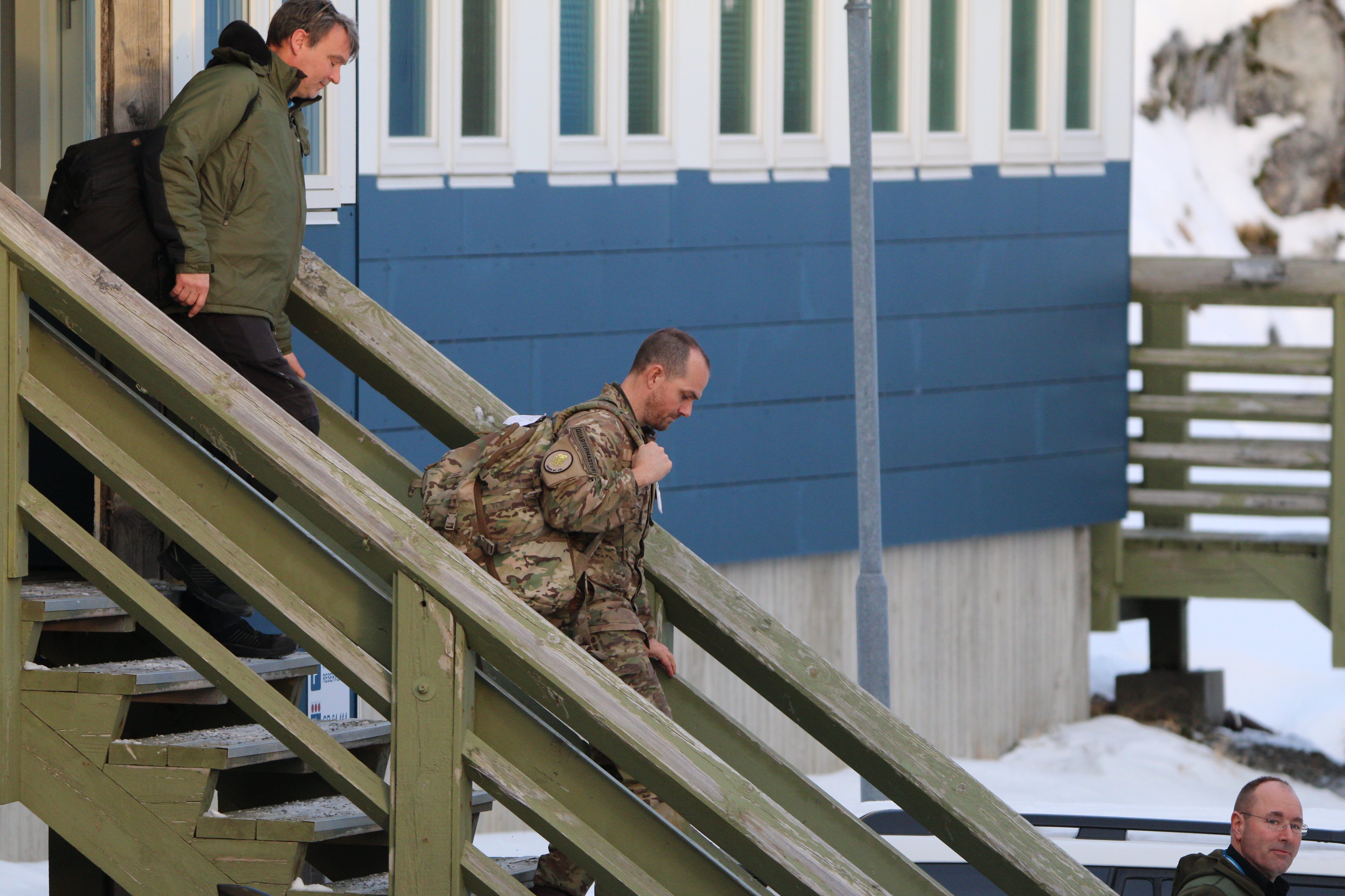Fotografía que muestra integrantes de las Fuerzas Armadas de Dinamarca saliendo del Comando Ártico este jueves, en Nuuk (Groenlandia).