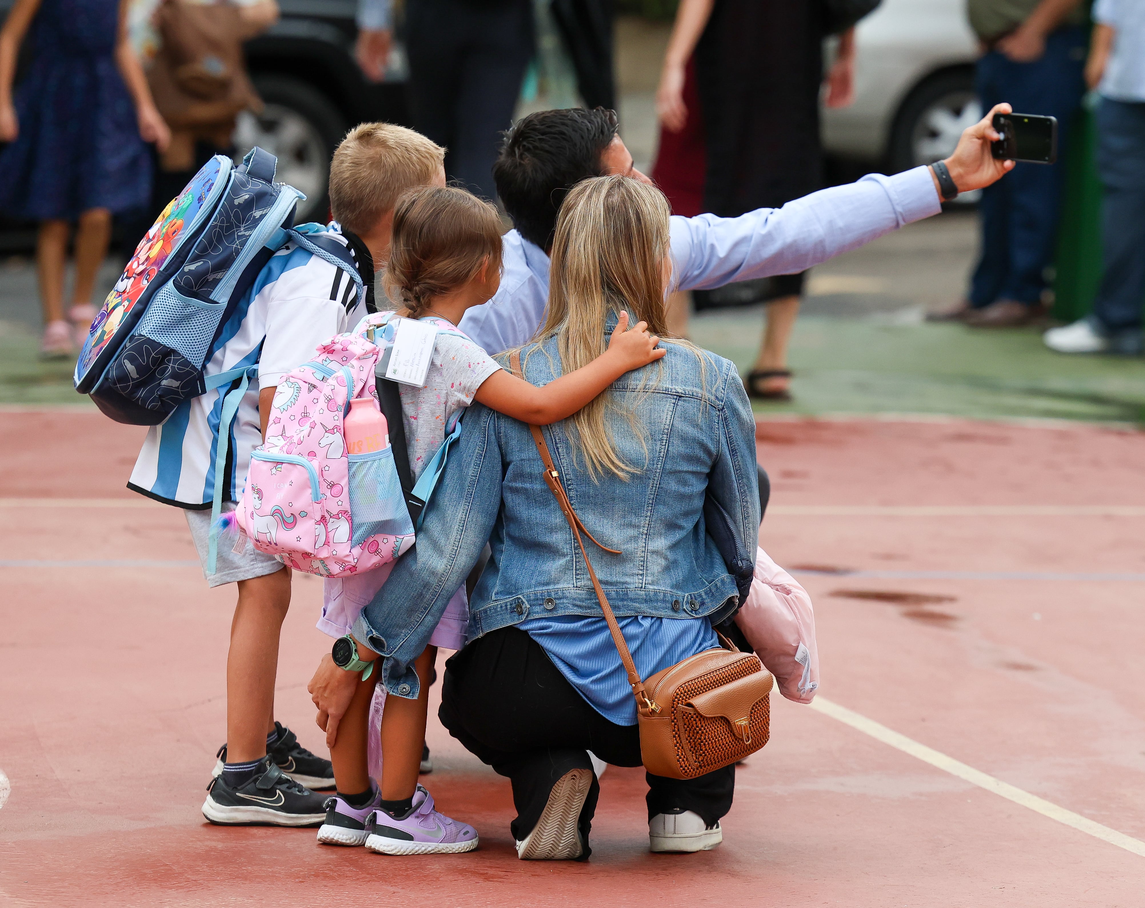 Una familia se fotografía. (Photo By Marta Fernandez Jara/Europa Press via Getty Images)