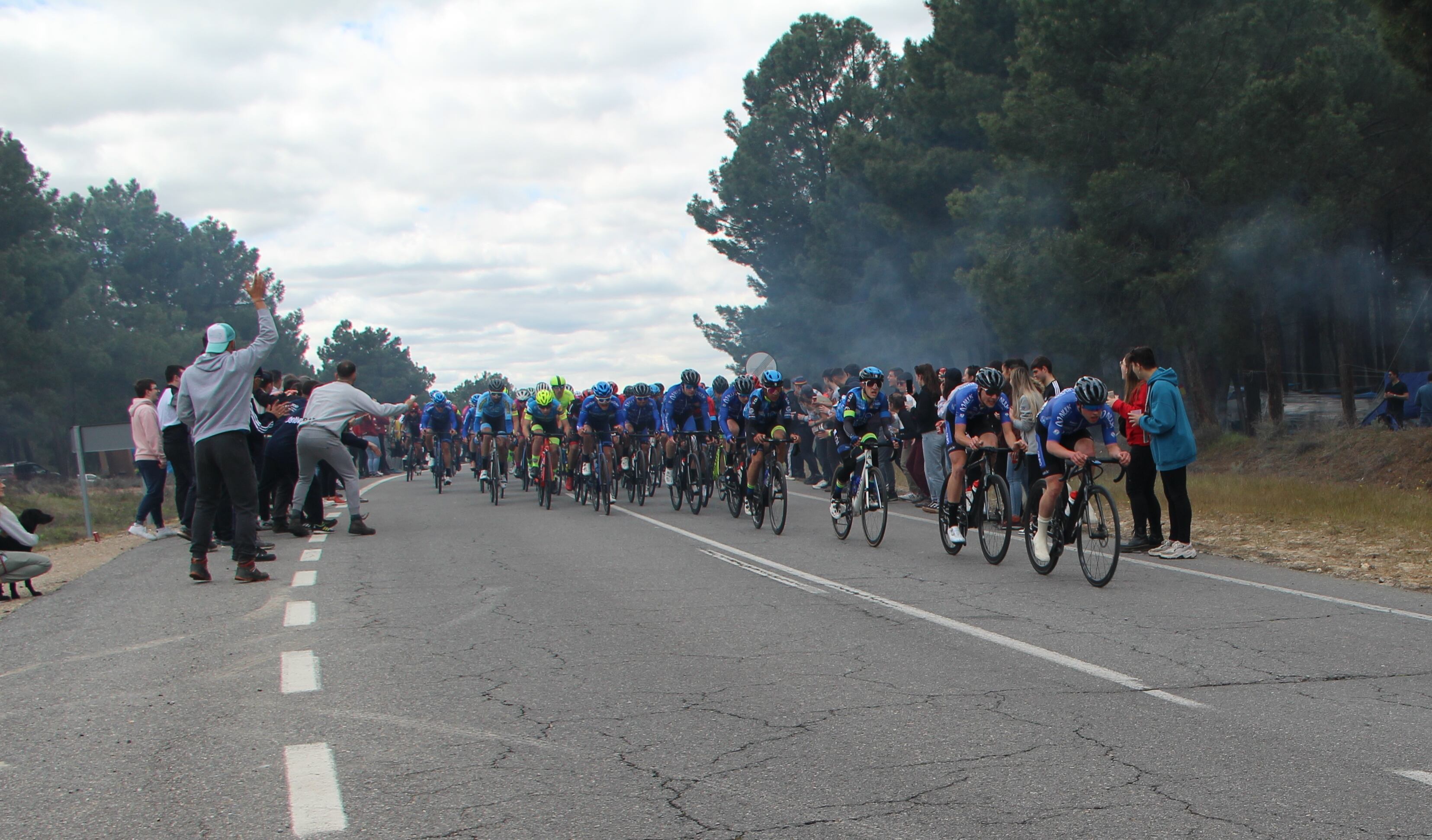 Pelotón en la 62 edición de la Clásica Ciclista de la Chuleta 2022 a su paso por el puente de la carretera de Arroyo