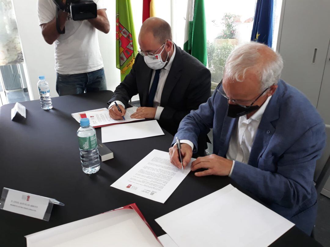 Momento de la firma del convenio entre el alcalde de Bedmar y Garcíez, Pablo Ruiz, a la izquierda, y el presidente del centro UNESCO Andalucía, Ángel Bañuelos Arroyo