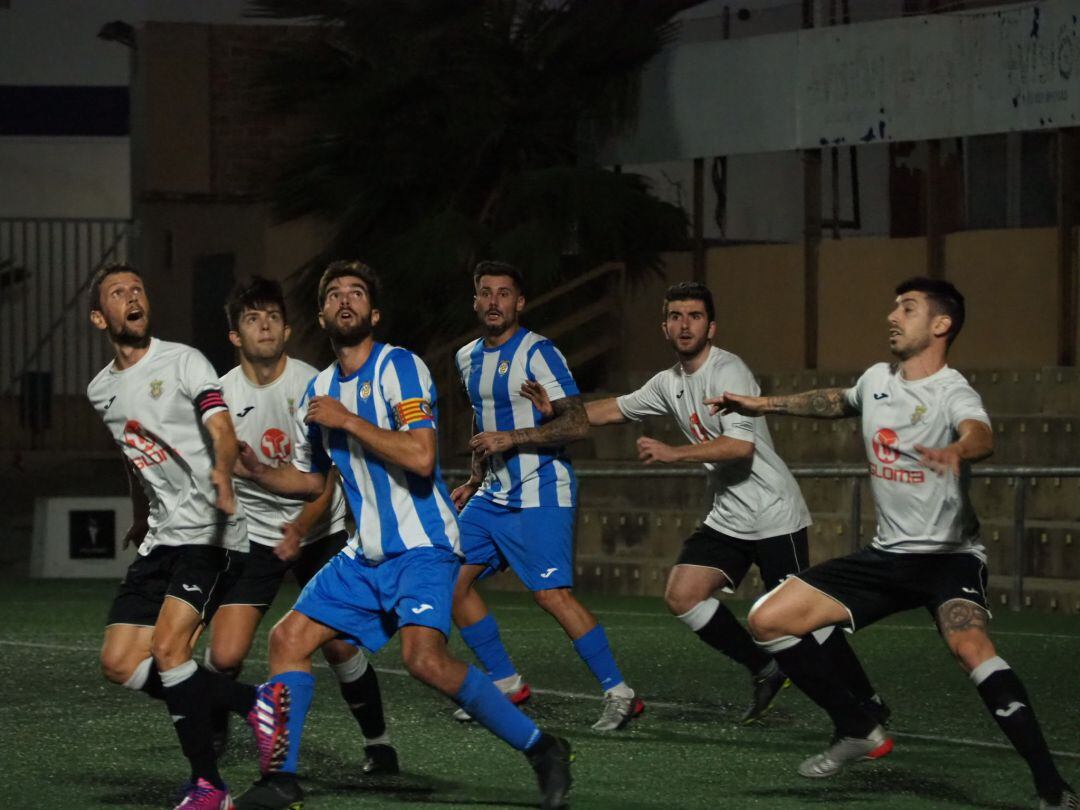 Lance del partido entre el CF Gandia y el Muro CF