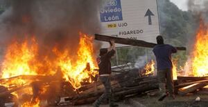 Los mineros que forman parte de la marcha negra a su llegada a la localidad segoviana de Villacastín, este viernes