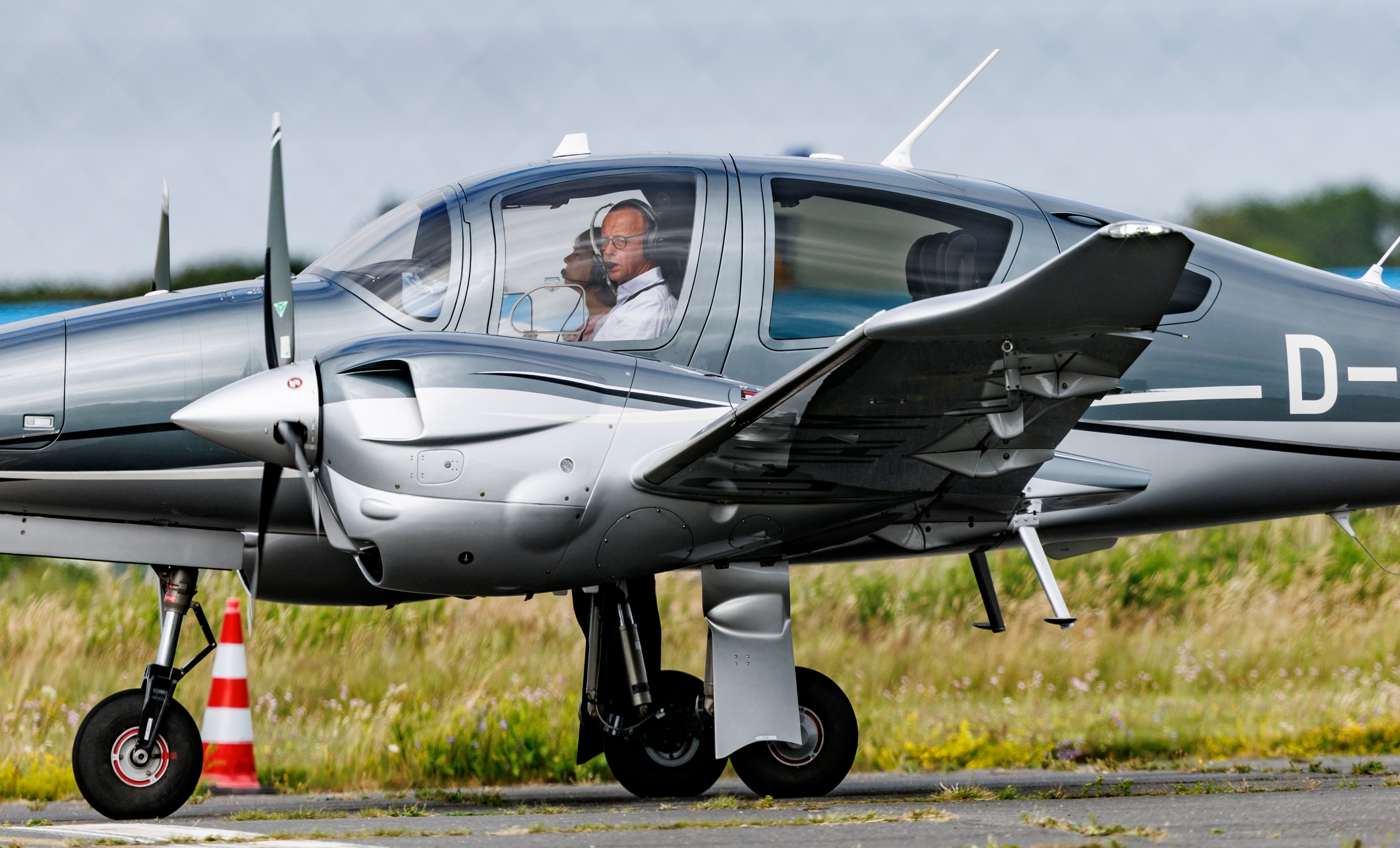 Friedrich Merz llega en avión a la boda de Lindner.