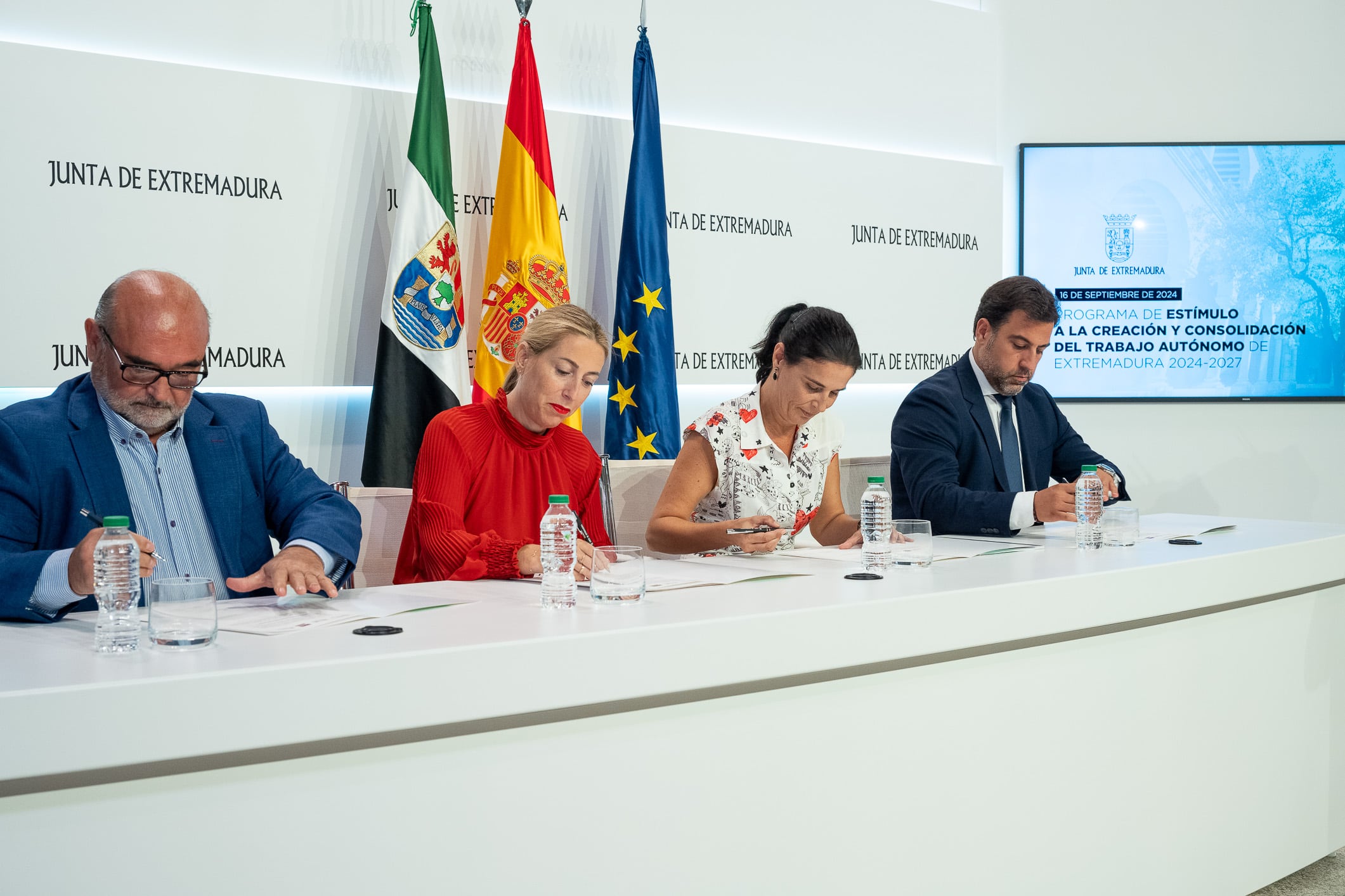 Firma del acuerdo por el empleo autónomo entre la Junta de Extremadura y varias organizaciones