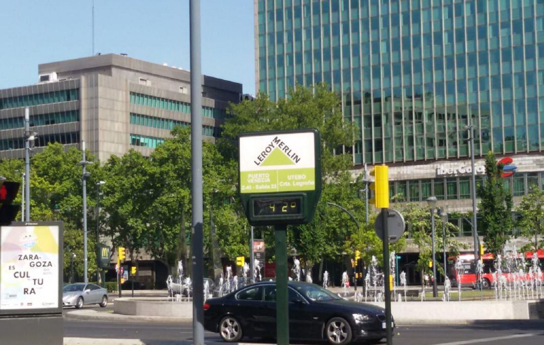 Termómetro en el centro de Zaragoza marcando este sábado 42 grados