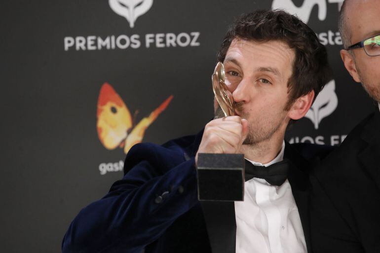 El actor y realizador Raúl Arévalo, tras recibir el Premio Feroz a la Mejor Dirección por su trabajo &#039;Tarde para la ira&#039;