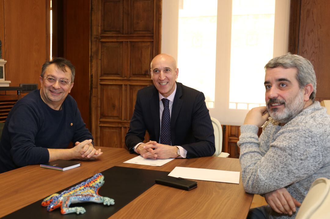 Enrique Reguero (UGT) y Xosepe Vega (CCOO) durante su encuentro con el alcalde de León, José Antonio Diez