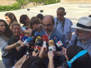 Javier Lambán atendiendo a los medios a la salida de la reunión.