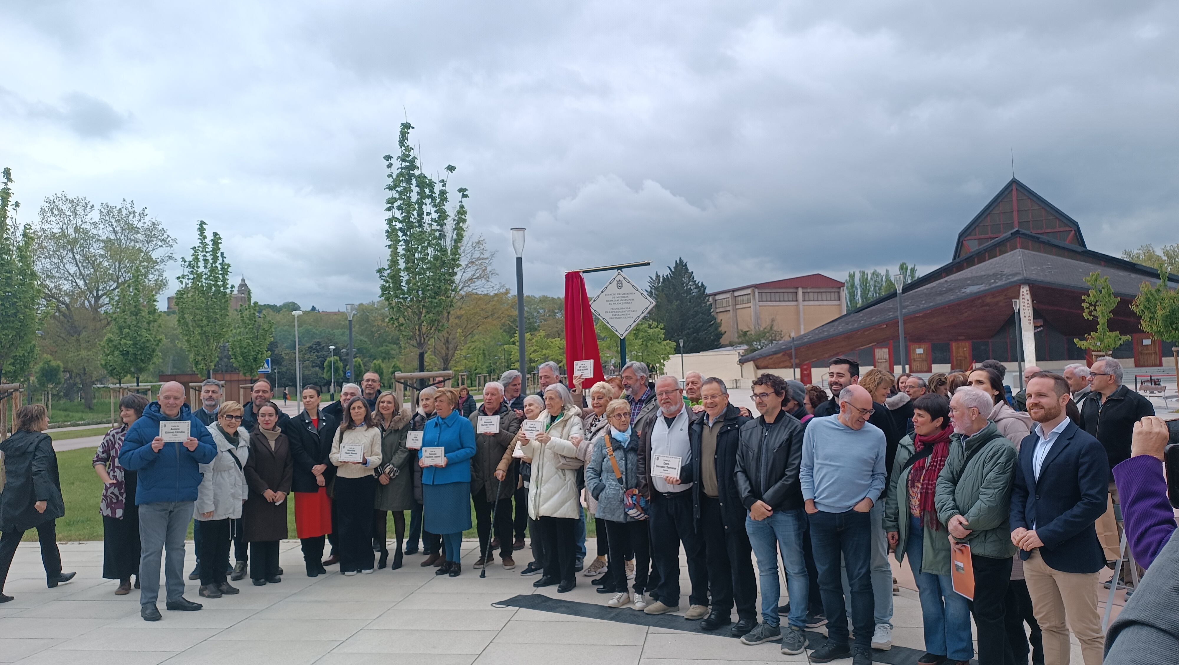 Vecinos, familiares, representantes municipales y asociaciones en el acto de homenaje a las mujeres represaliadas durante el franquismo en Txantrea Sur.