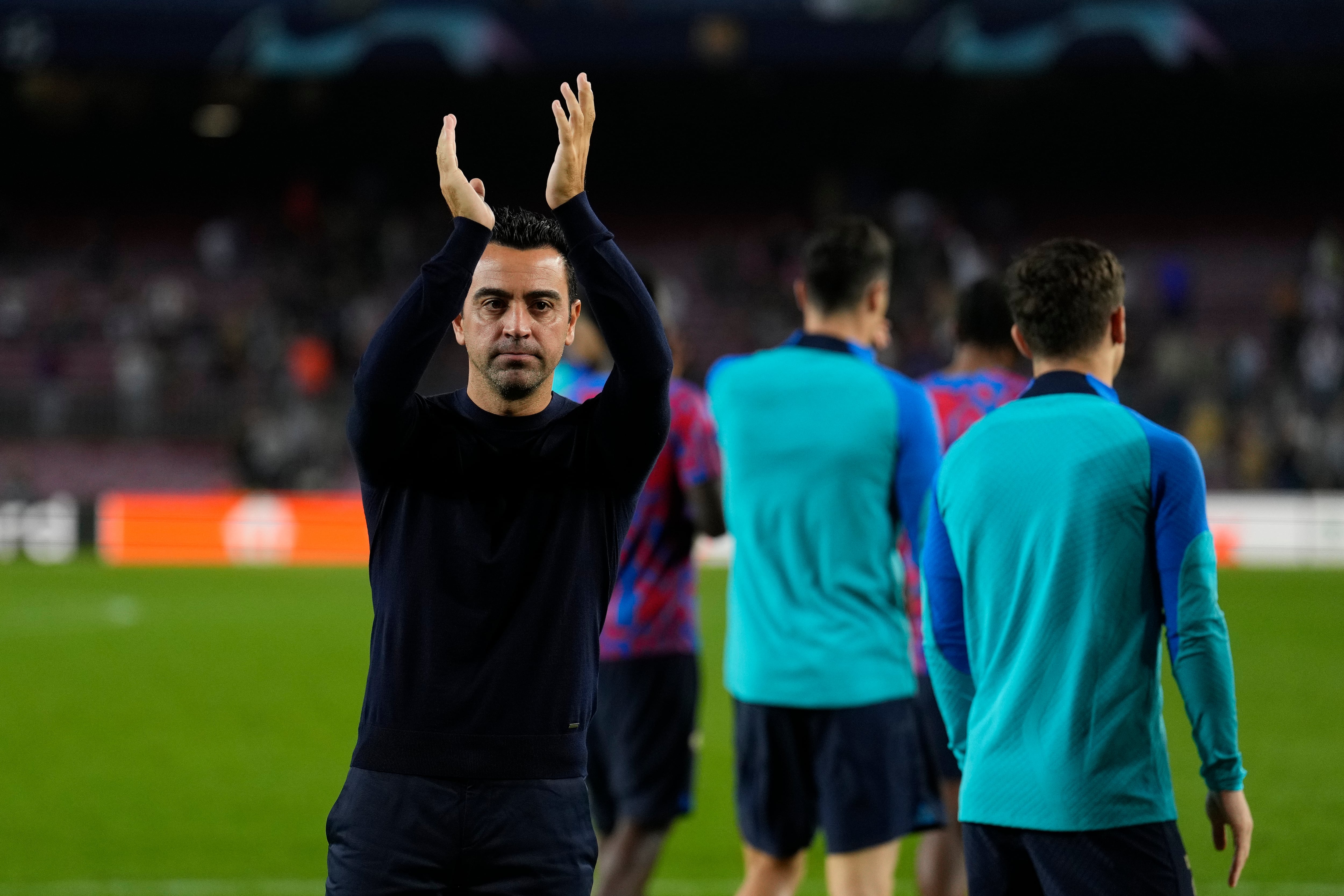 Xavi Hernández, aplaudiendo a la afición tras la eliminación en Champions