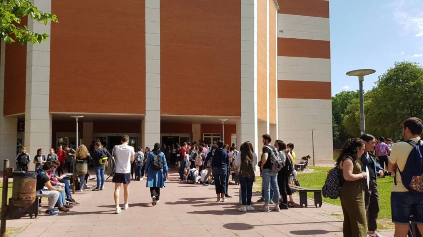 Estudiantes tras las primeras pruebas de la EvAU