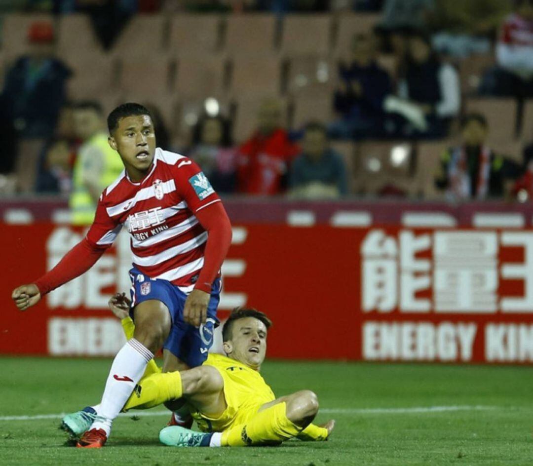 Machis en una acción con Salvi en un partido de Liga